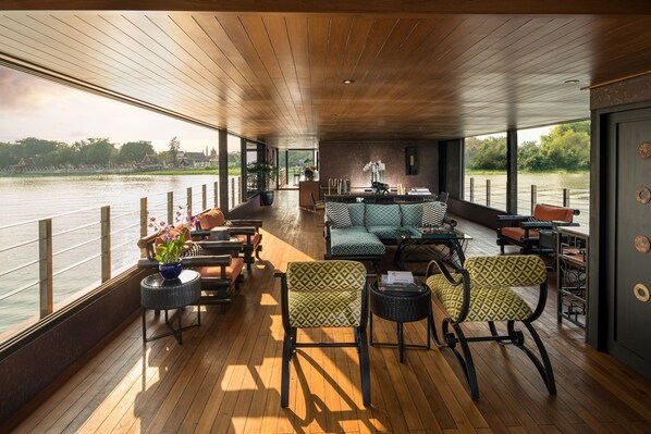 Loy River Song | Living area - Loy Pela Voyages (Bangkok)