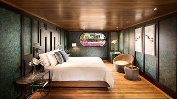 خزنة داخل الغرفة