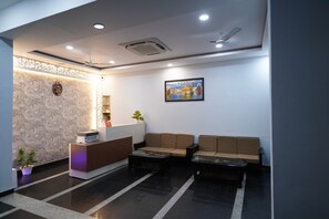 Lobby sitting area - Golden Hut Derabassi (Dera Bassi)