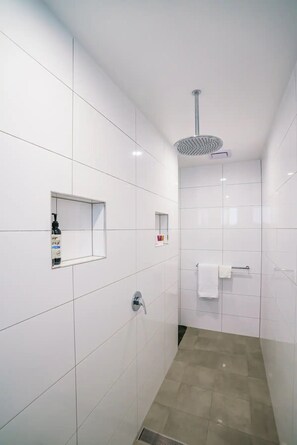 Een haardroger, handdoeken, zeep, shampoo