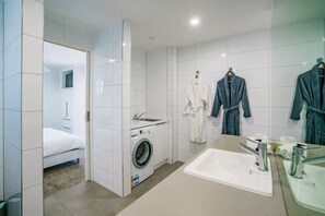 Sèche-cheveux, serviettes fournies, savon, shampoing