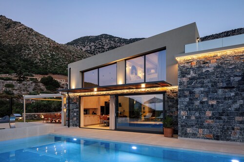 Luxury Villa with Sea Views, Fire Pit & near beach