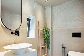 Suihku, hiustenkuivaaja, pyyhkeet