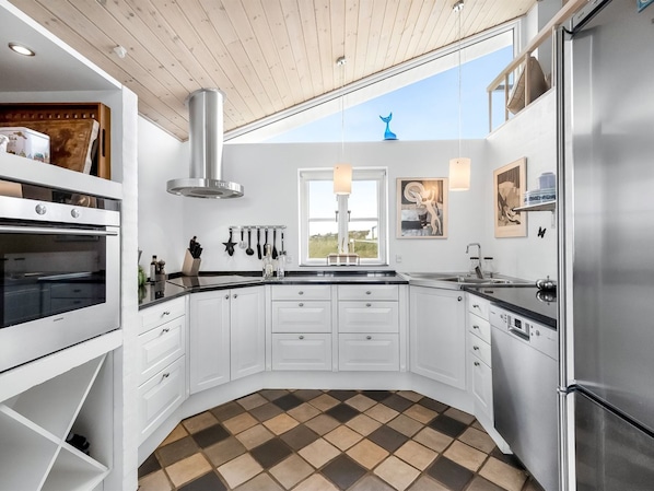 Fridge, oven, dishwasher, cookware/dishes/utensils