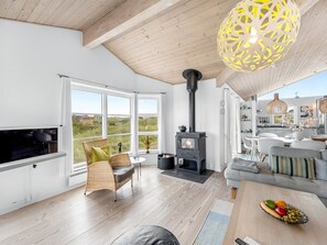 Televisión y chimenea 