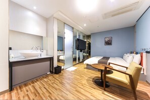 Business Room - The B&B Changwon (Changwon)