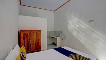 Habitación doble | Espacio para trabajar con un portátil, wifi gratis, ropa de cama