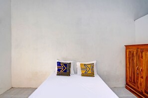 Habitación doble | Espacio para trabajar con un portátil, wifi gratis, ropa de cama