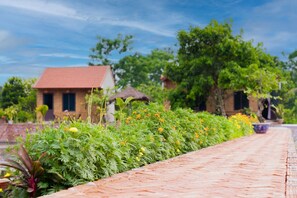 Basic Bungalow | Desk, laptop workspace, free WiFi - Tam Coc Cat Luong Homestay (Hoa Lu)