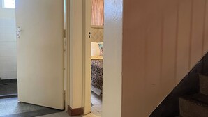 Un pasillo con una escalera que lleva a un dormitorio.