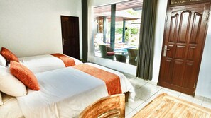 Familien-Dreibettzimmer | Minibar, individuell dekoriert, individuell eingerichtet, Schreibtisch
