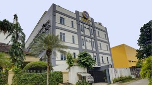 Un edificio de varios pisos con un letrero que dice 