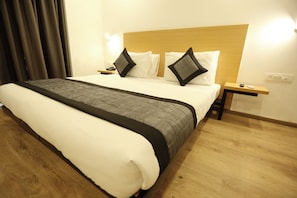 Deluxe Room | 1 bedroom, free WiFi - Hotel Earthview (Noida)