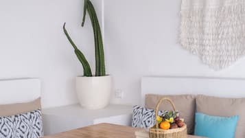 Villa, 2 Bedrooms | Dining room