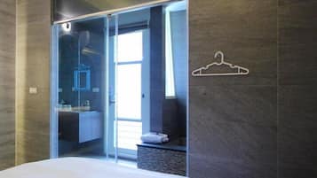 Quarto casal básico | 1 quarto, edredons de pluma, Wi-Fi de cortesia