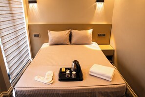 غرفة عادية | 1 غرفة نوم ومساحة عم�ل للكمبيوتر المحمول وتجهيزات عازلة للصوت