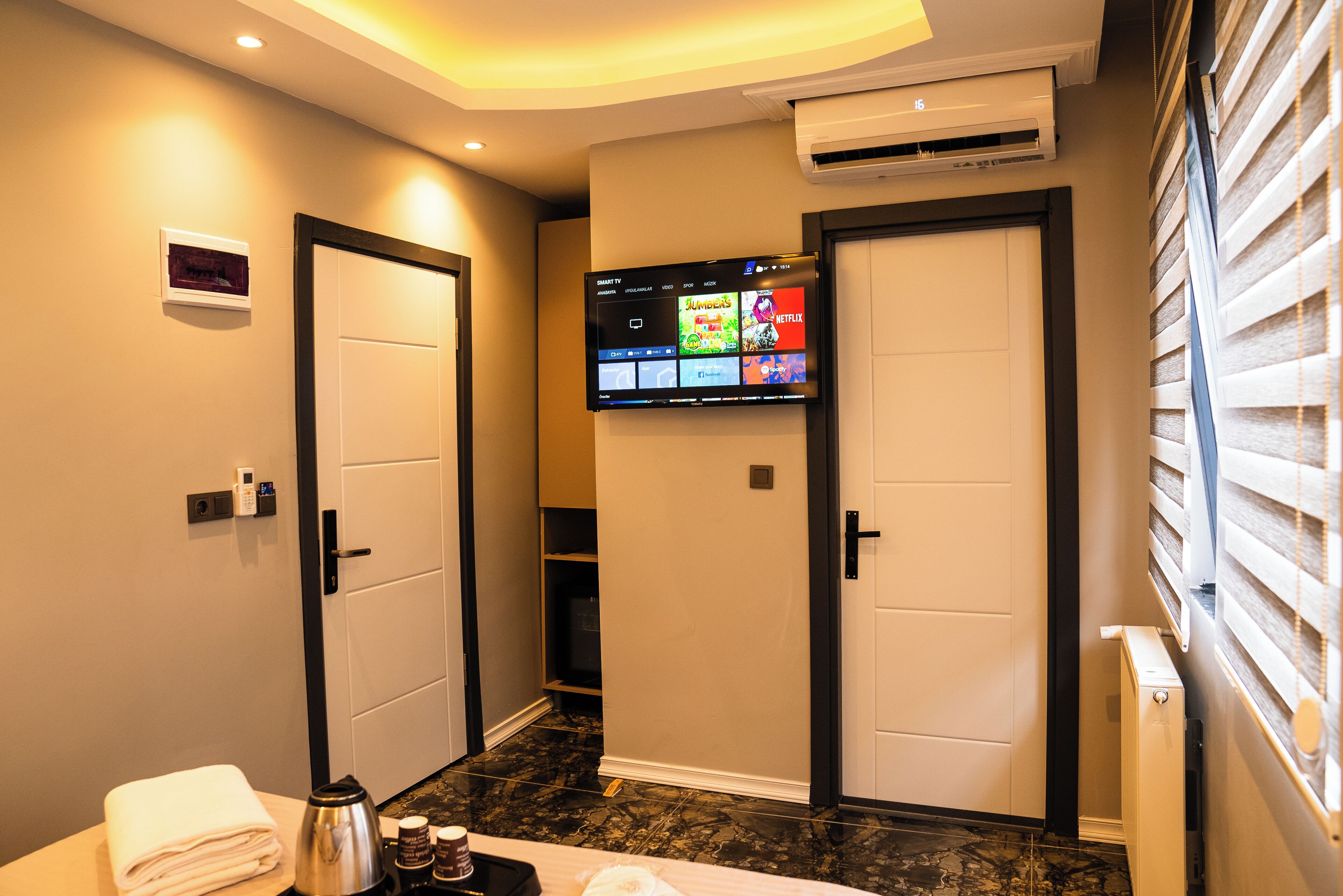 Laptop workspace, soundproofing, free WiFi, bed sheets