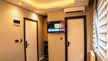 Laptop workspace, soundproofing, free WiFi, bed sheets