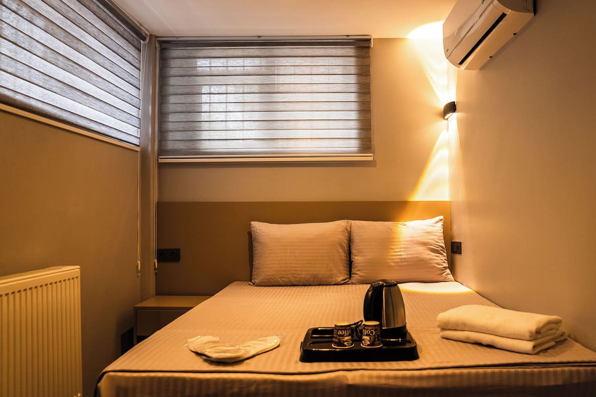 Habitación económica | 1 habitación, espacio para trabajar con laptop y insonorización