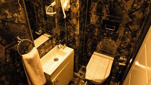 غرفة عادية | حمام | تجهيزات دش، خف للقدمين، مناشف