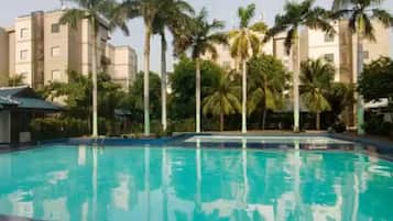 Una piscina al aire libre