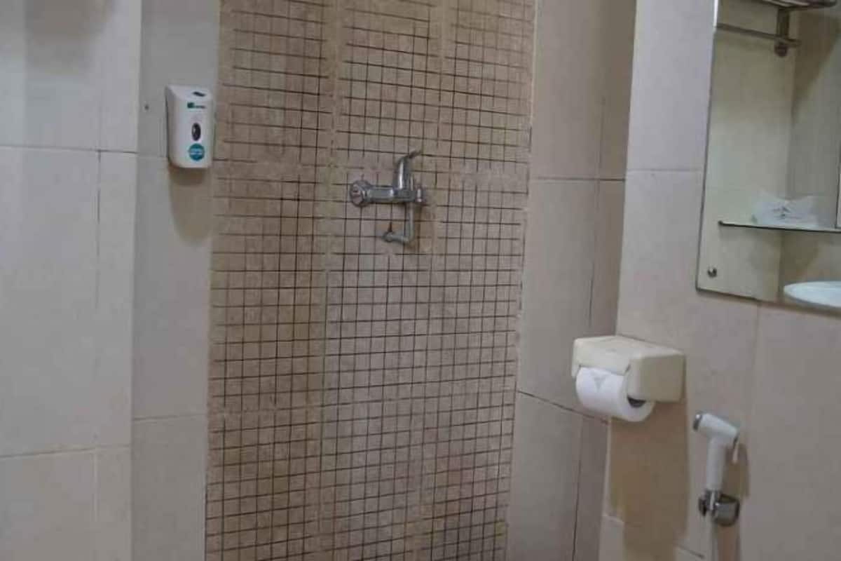 Shower, hydromassage showerhead, free toiletries, slippers