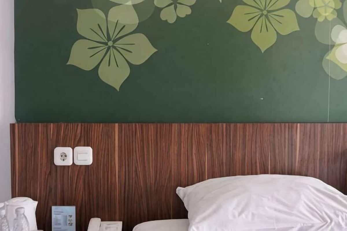 Escritorio, wifi gratis, ropa de cama