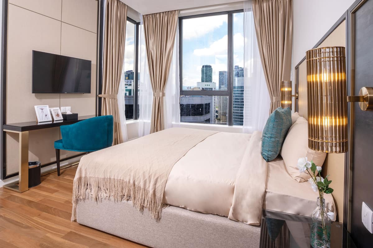 Luxury Suite | Premium bedding, soundproofing, iron/ironing board, WiFi (free)
