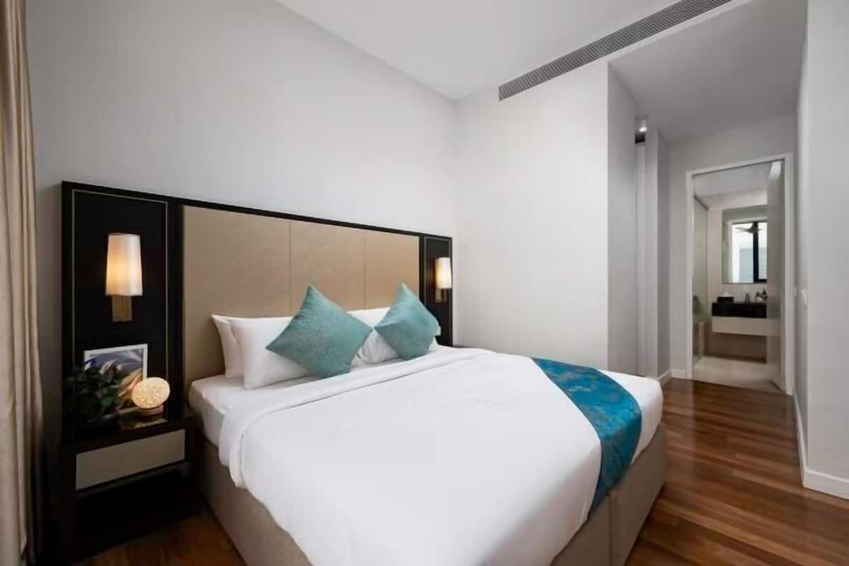 Premium bedding, soundproofing, iron/ironing board, WiFi (free)