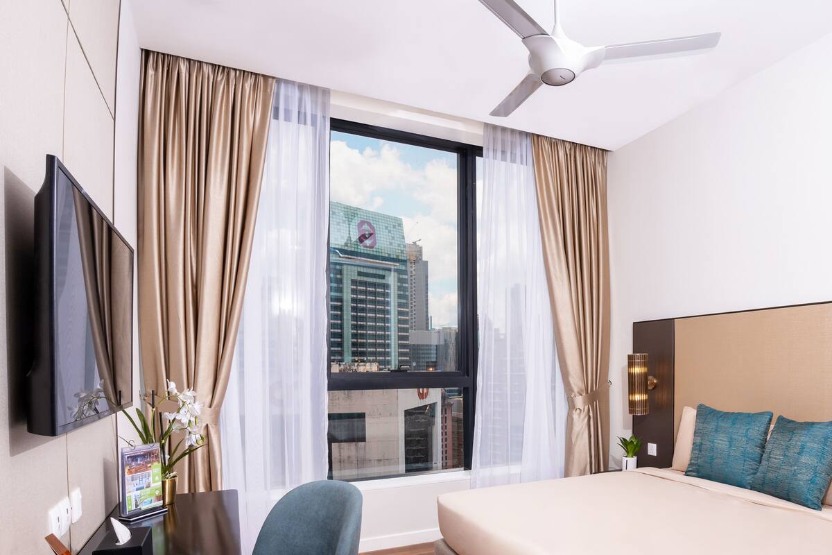 Executive Studio Suite | Premium bedding, soundproofing, iron/ironing board, WiFi (free)