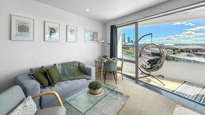 Smart TV, books - Le Mirage | Stylish Apt inc. Pools, Sauna & more! (Auckland)
