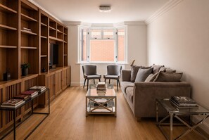 Smart TV - Chic Mayfair Flat with AC & Lift (London)