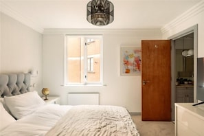 2 chambres, fer et planche à repasser, lit de bébé portatif