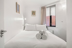 2 bedrooms, iron/ironing board, travel crib, free WiFi - Chic Mayfair Flat with AC & Lift (London)