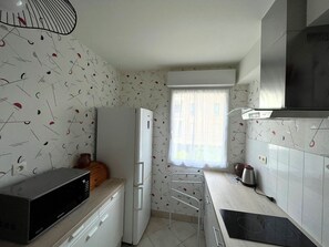 Frigorífico, microondas, horno y placa de cocina