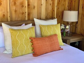 2 bedrooms, travel crib, WiFi, bed sheets - Captain John's Hideaway (Stinson Beach)