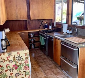 Fridge, stovetop, dishwasher, coffee/tea maker - Captain John's Hideaway (Stinson Beach)
