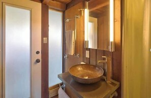 Shower, towels, shampoo