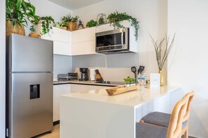 Réfrigérateur, four à micro-ondes, un four, surface de cuisson