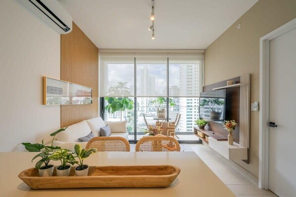 Televisión y oficina 