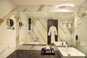 Junior-Studiosuite | Badezimmer | Dusche, Haartrockner, HandtĂŒcher