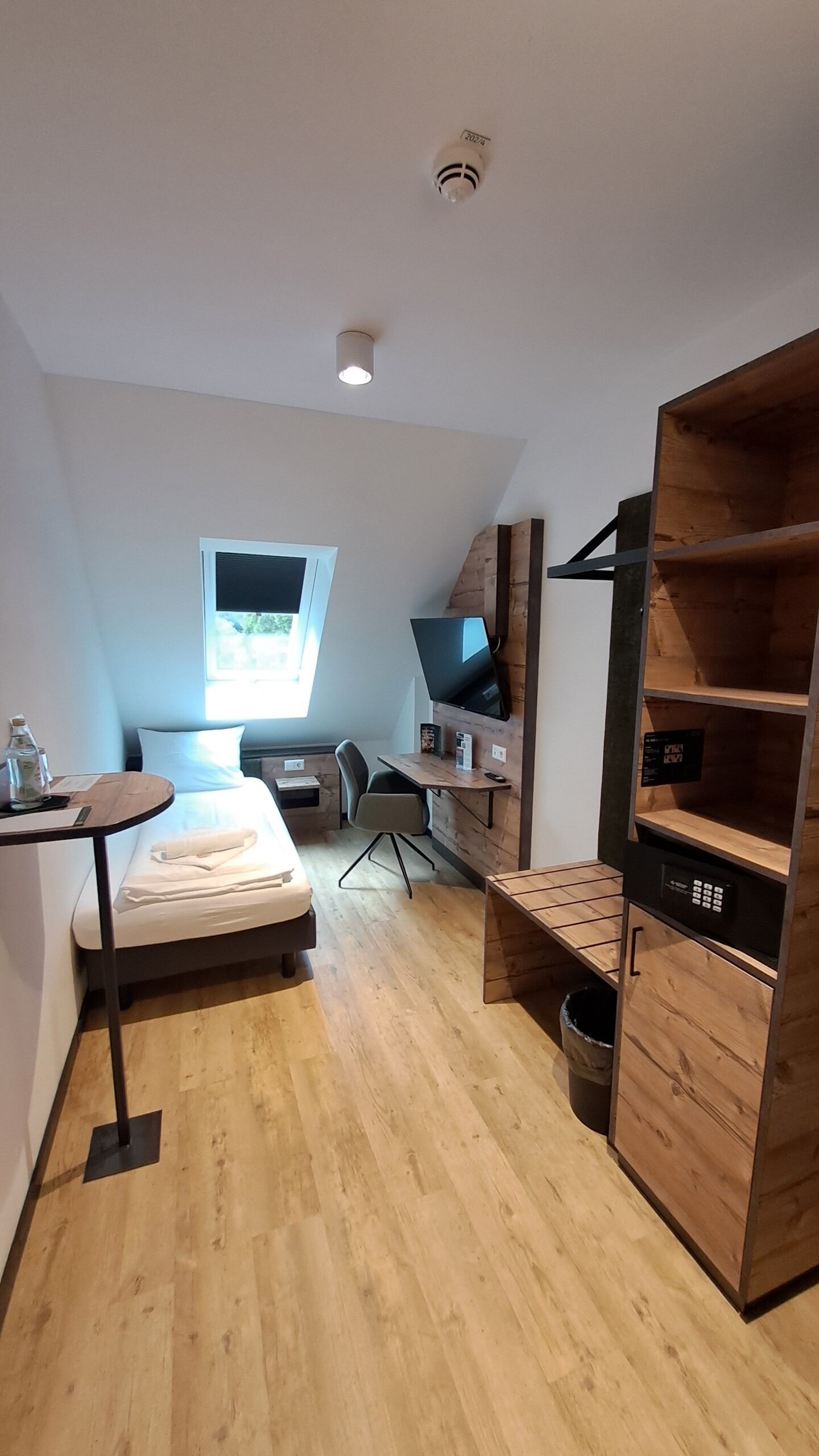Economy Single Room, Non Smoking, Allergy Friendly | Premium bedding, in-room safe, desk, laptop workspace