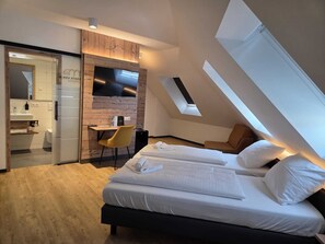 Superior Double Room, 1 King Bed, Non Smoking, Allergy Friendly | Premium bedding, in-room safe, desk, laptop workspace - SEKRA Stadthotel (Heidenheim an der Brenz)