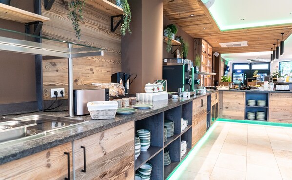 Colazione a buffet, servita tutte le mattine (8 EUR a persona) 