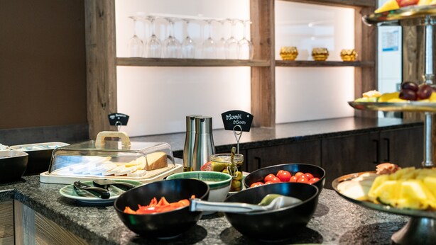 Een buffet met diverse gerechten en toevoegingen.