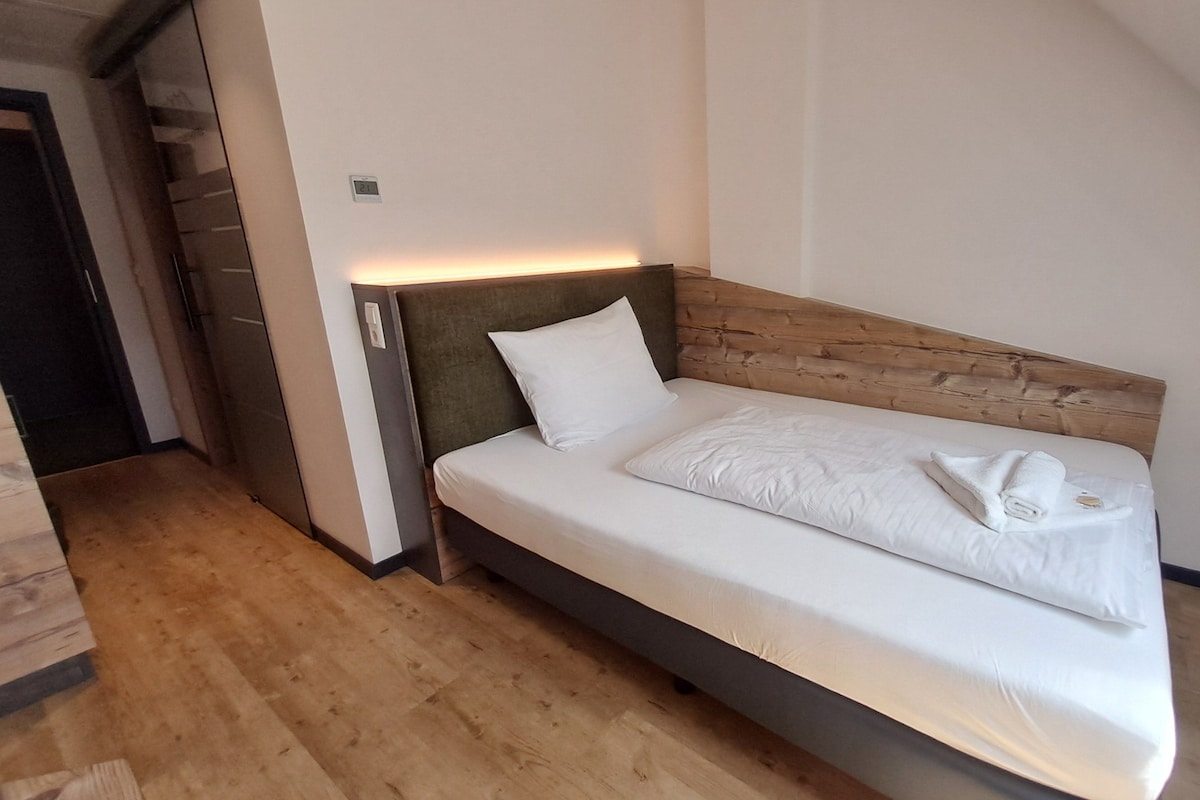 Economy Single Room, Non Smoking, Allergy Friendly | Premium bedding, in-room safe, desk, laptop workspace