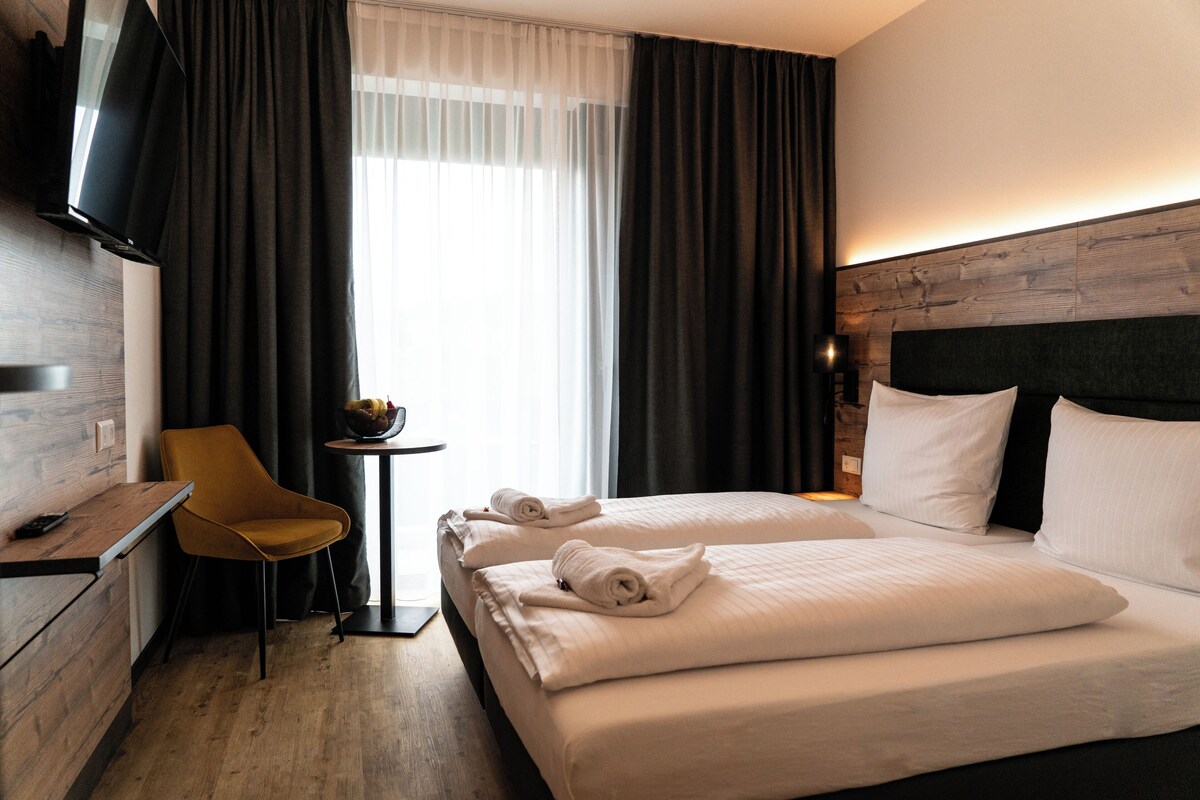 Comfort tweepersoonskamer, op benedenverdieping | Luxe beddengoed, een kluis op de kamer, een bureau, een laptopwerkplek