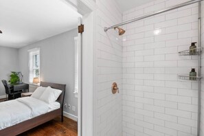 5 Schlafzimmer, Bügeleisen/Bügelbrett, WLAN, Bettwäsche