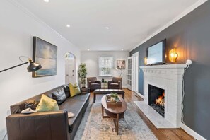 TV, offices - Massive 5BR Historic CozySuites House (Alexandria)