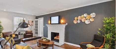 TV, pebolim, escritórios